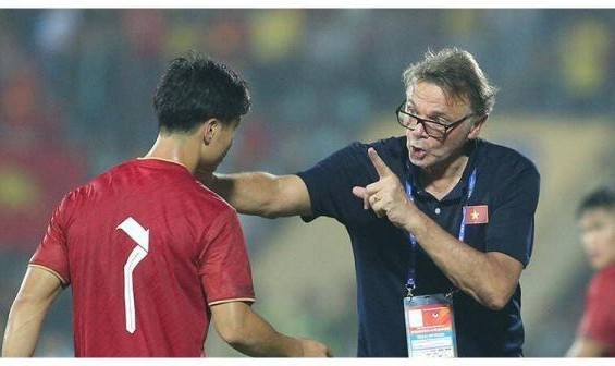 九游娱乐-亚运队8人将获国足征召 右路补强换血力度够不够？