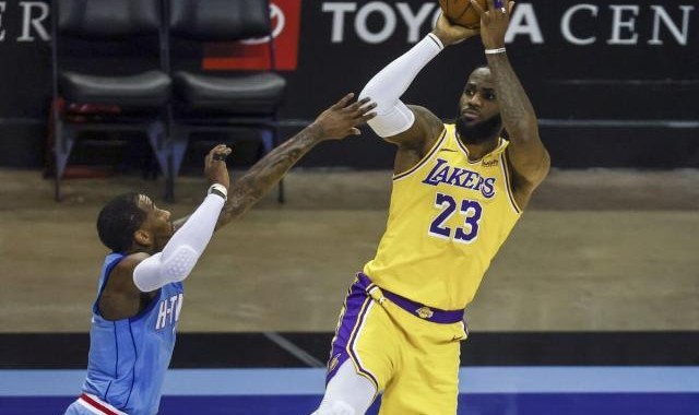 九游娱乐-韦德：除了罚球詹姆斯无所不能 他现在更加全面了