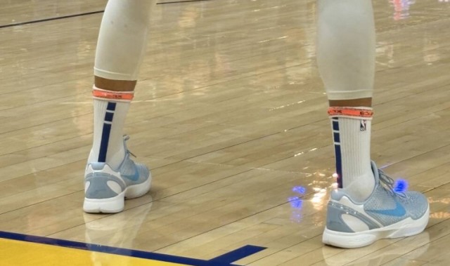 梦幻联动~库里今天上脚科比6战靴 配色为凯特琳·克拉克专属